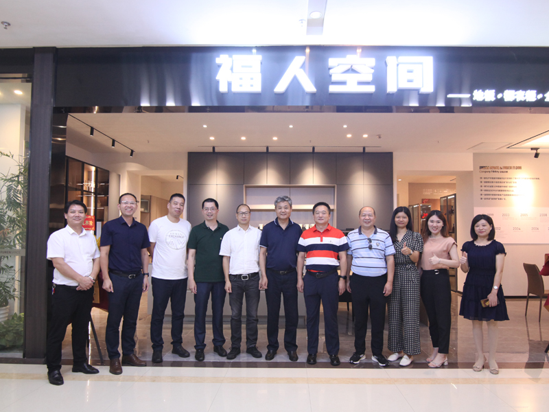 中國(guó)林產(chǎn)工業(yè)有限公司董事長(zhǎng)孫良志一行蒞臨中林福人考察調(diào)研(圖2) 中國(guó)林產(chǎn)工業(yè)有限公司董事長(zhǎng)孫良志一行蒞臨中林福人考察調(diào)研(圖2)