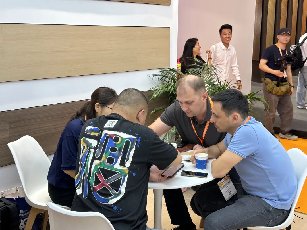 福人防水木地板閃耀中國國際地面材料展 實力“圈粉”全球客商(圖8)