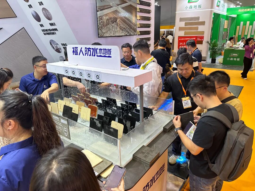 福人防水木地板閃耀中國國際地面材料展 實力“圈粉”全球客商(圖5)