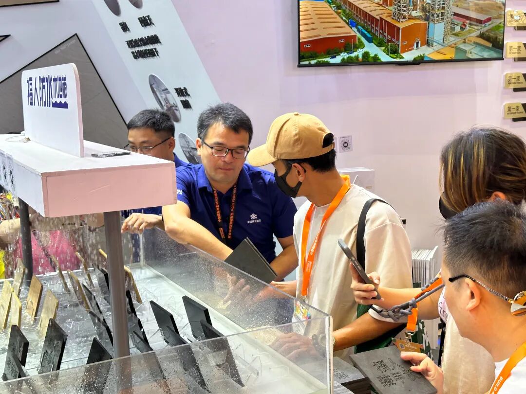 福人防水木地板閃耀中國國際地面材料展 實力“圈粉”全球客商(圖6)