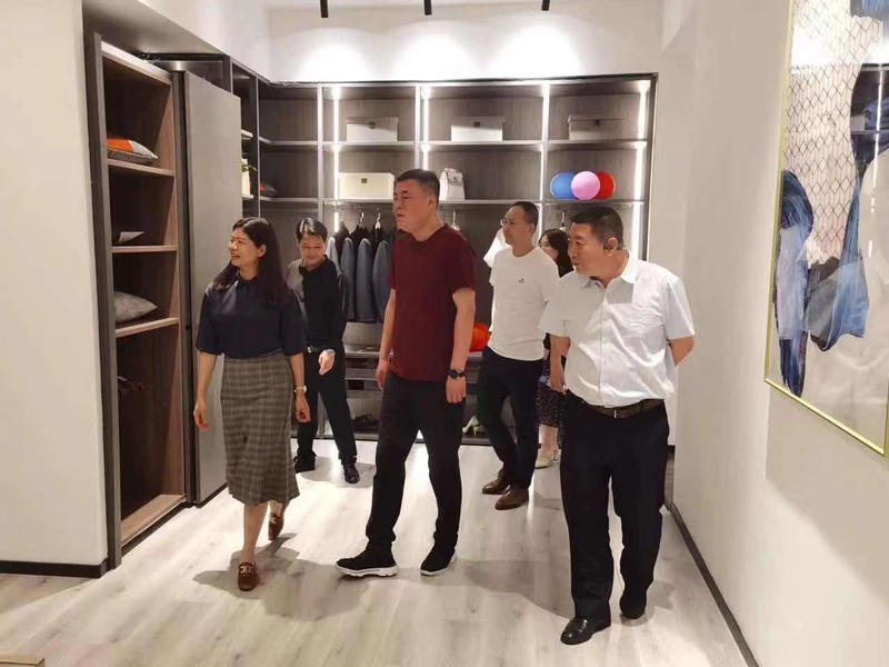 中林實(shí)業(yè)控股有限公司董事長陳永廣赴榕參觀調(diào)研(圖4) 中林實(shí)業(yè)控股有限公司董事長陳永廣赴榕參觀調(diào)研(圖4)