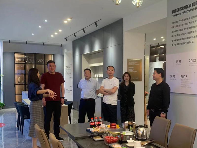 中林實(shí)業(yè)控股有限公司董事長陳永廣赴榕參觀調(diào)研(圖5) 中林實(shí)業(yè)控股有限公司董事長陳永廣赴榕參觀調(diào)研(圖5)